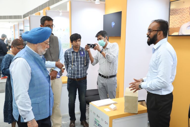 Union Minister Hardeep Singh Puri, Ministry of Housing & Urban Affairs interacting with Agrocrete - Sep'22